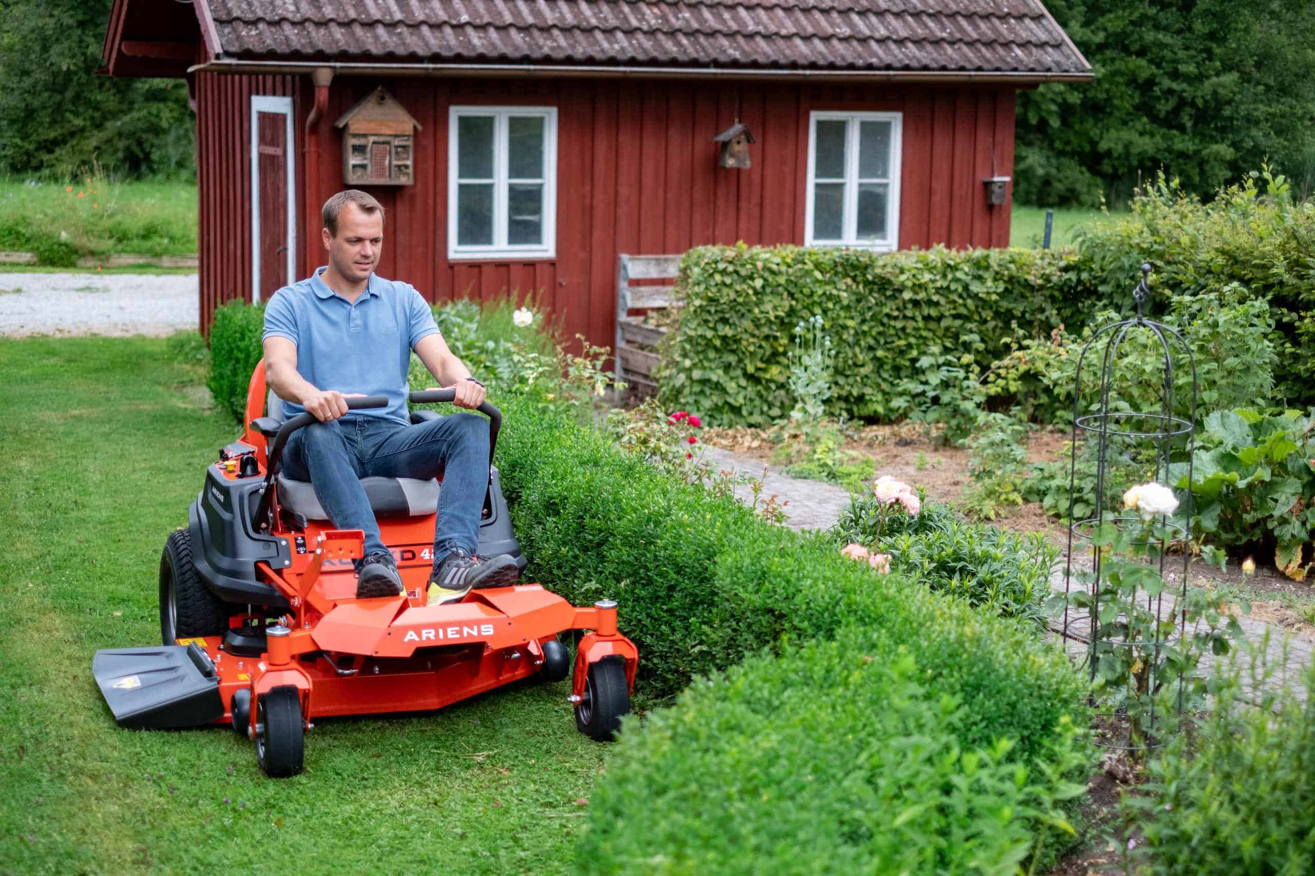 IKON XD 42 - Ideal for medium sized lawns | Ariens zero-tur mower