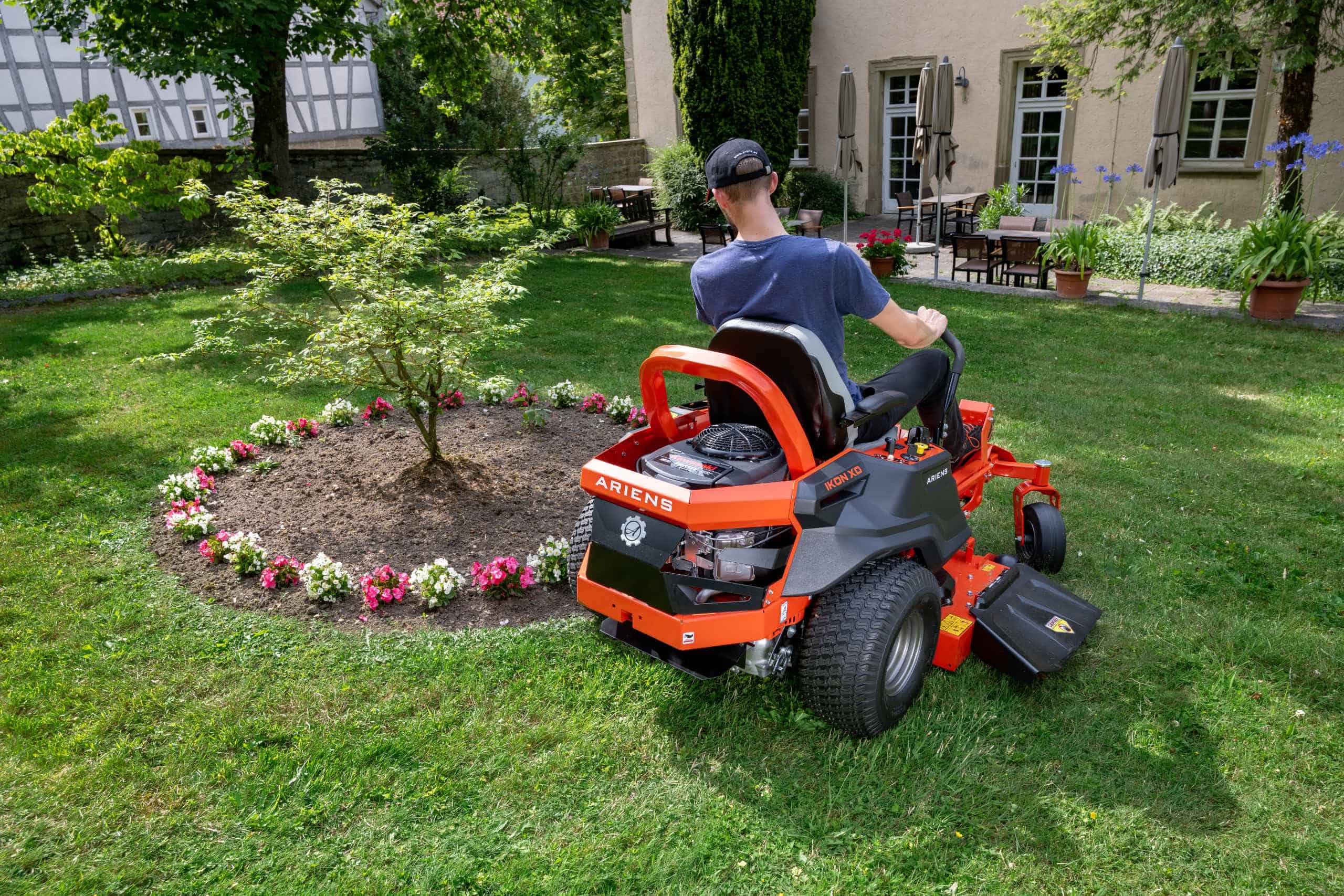 IKON XD 42 - Ideal for medium sized lawns | Ariens zero-tur mower