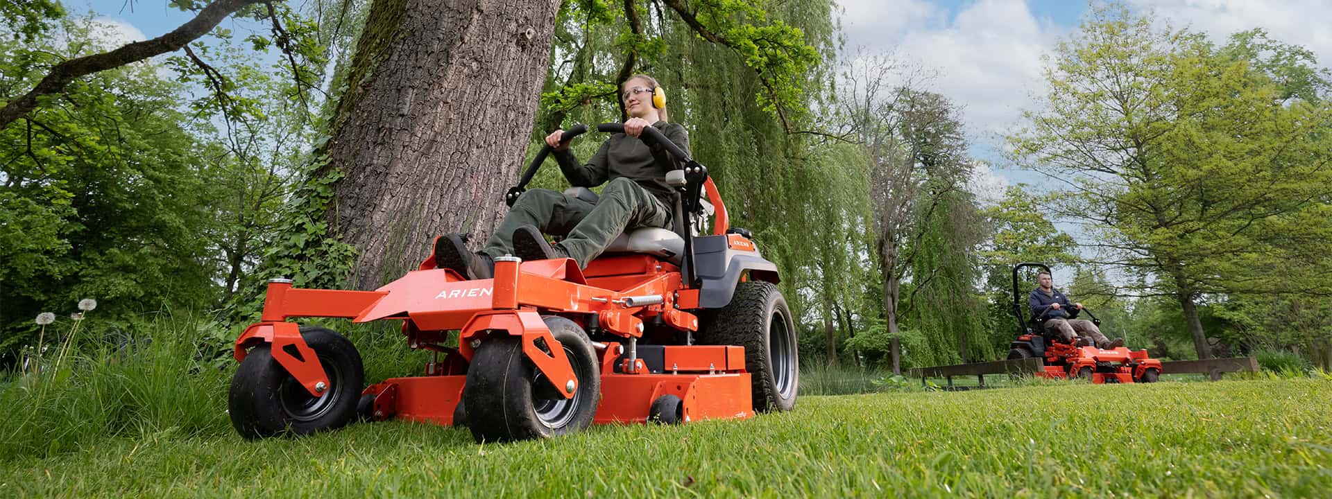 Airens Zero-Turn ZENITH mowing grass