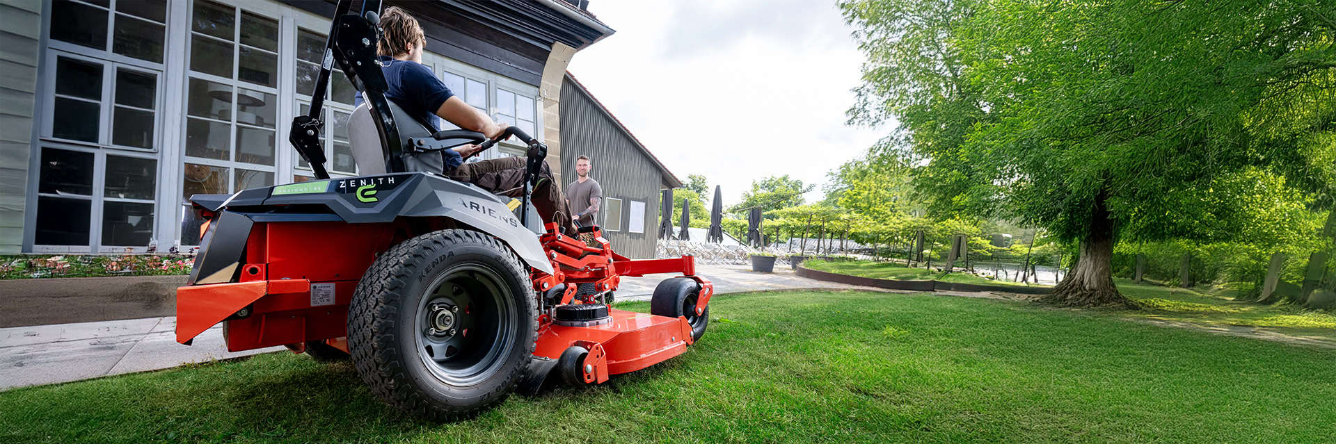 Ariens Zero-Turn Zenith-E mowing lawn