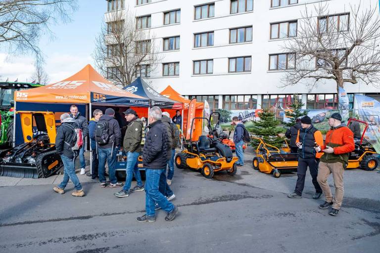AriensCo so značkami Ariens a AS-Motor na svojom stánku na tohtoročnom veľtrhu FORST live v Offenburgu. Predstavujú návštevníkom svoje nové produkty.
