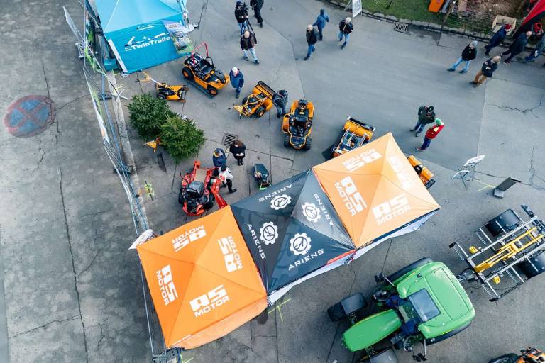 AriensCo so značkami Ariens a AS-Motor na svojom stánku na tohtoročnom veľtrhu FORST live v Offenburgu. Predstavujú návštevníkom svoje nové produkty.