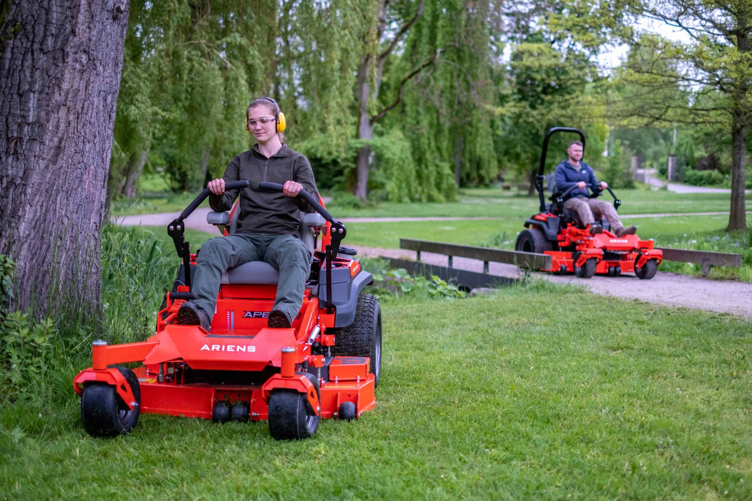 APEX 48R Rear discharge zero-turn mower Ariens
