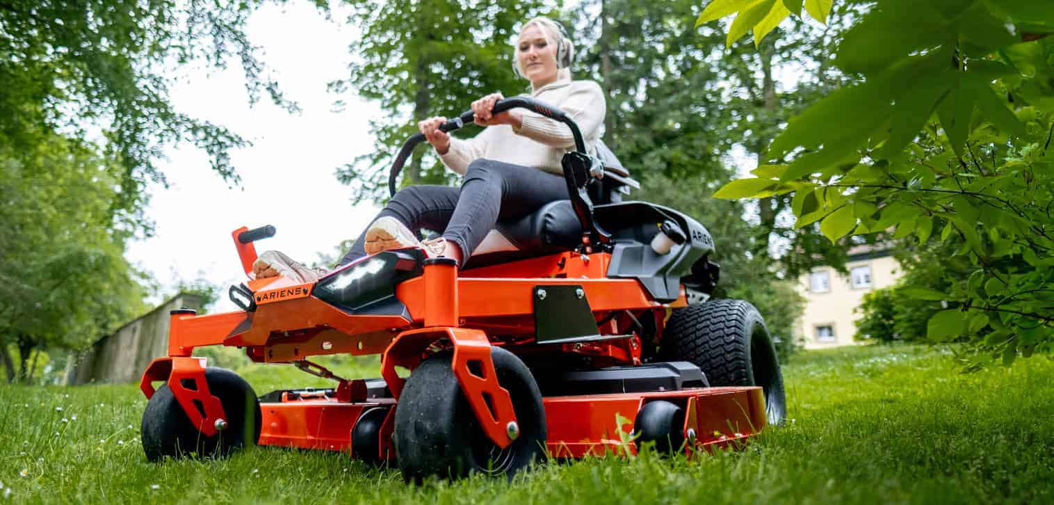 Ariens Zero-Turn Mower IKON 42 SD mowing lawn