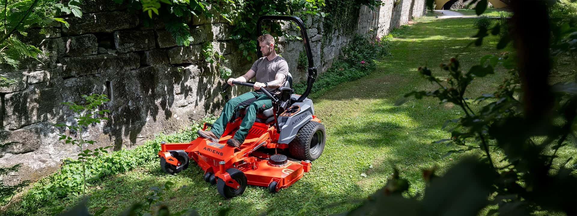 Airens Zero-Turn ZENITH-E mowing grass