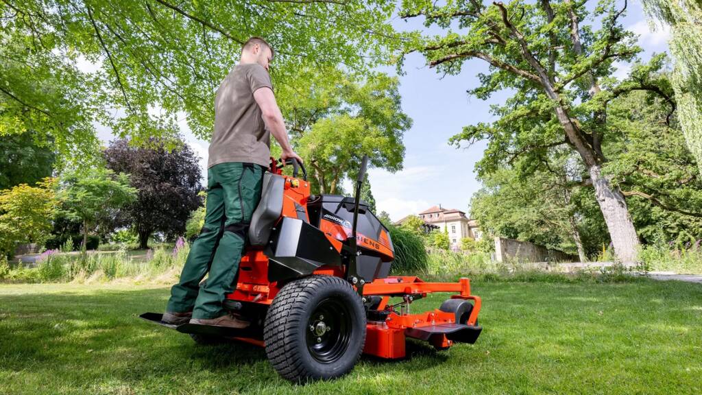 Ariens Arrow E stand-on plæneklipper